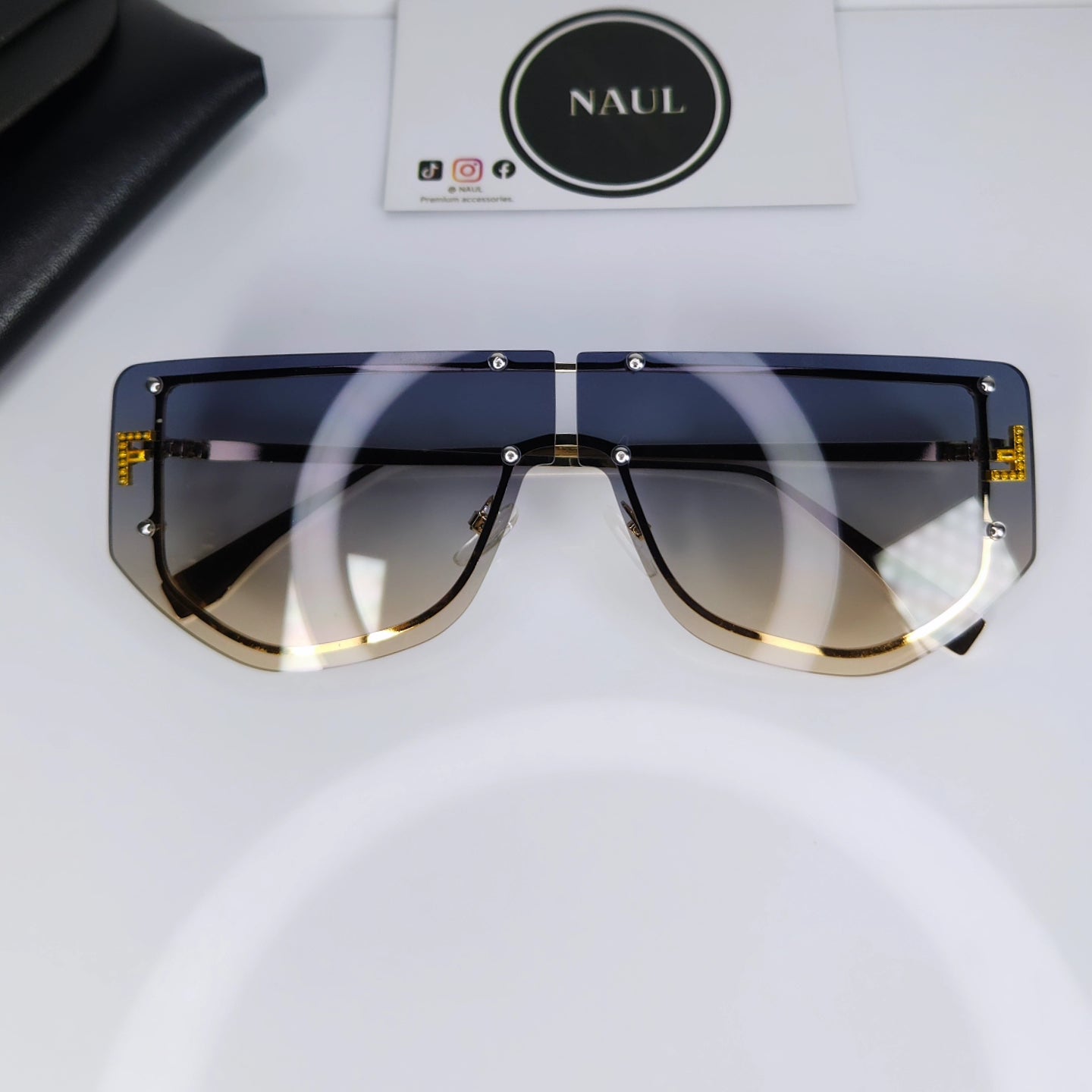 ICONIC SHADES